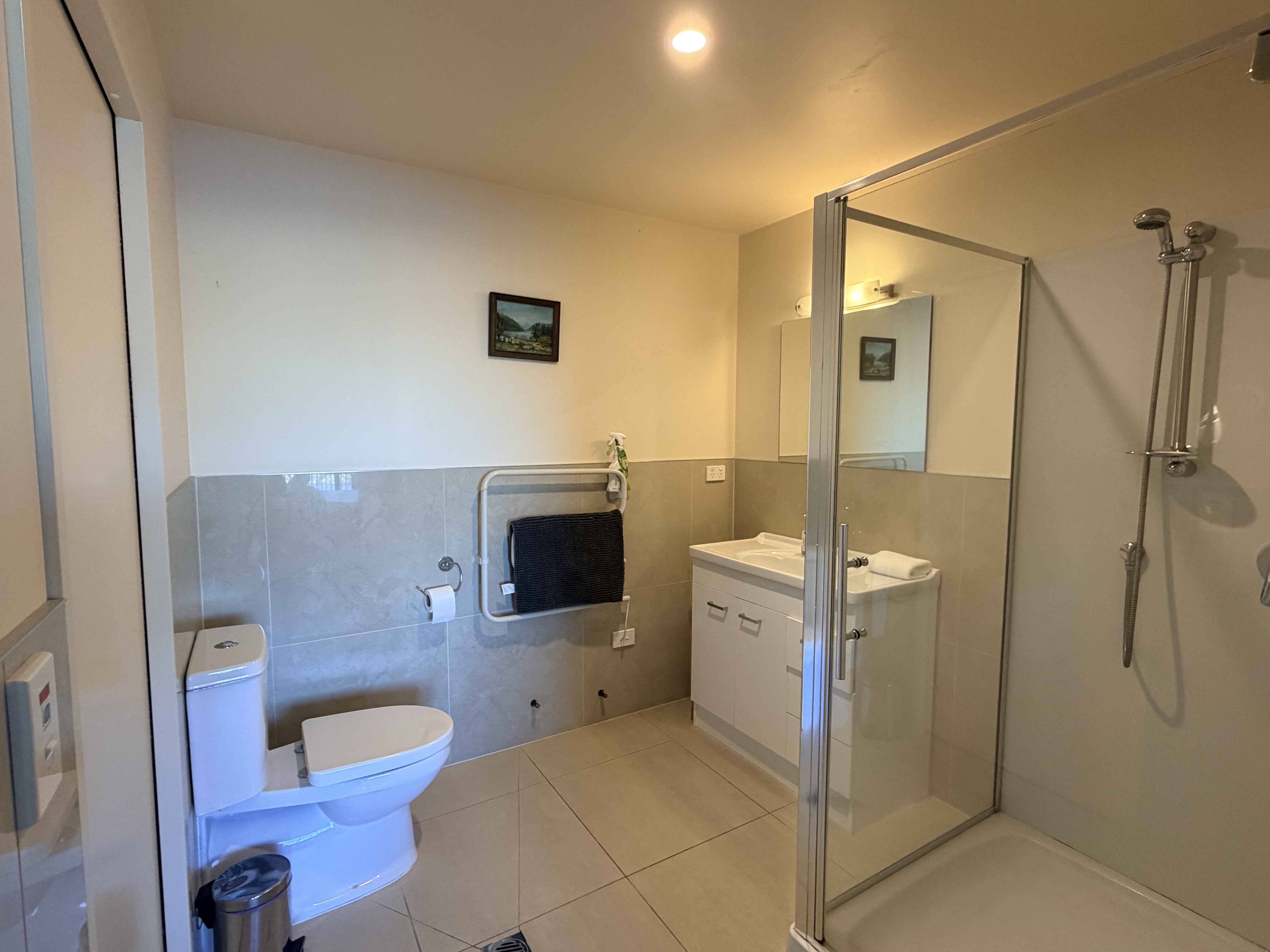 Lake View Economy Room 3 interior